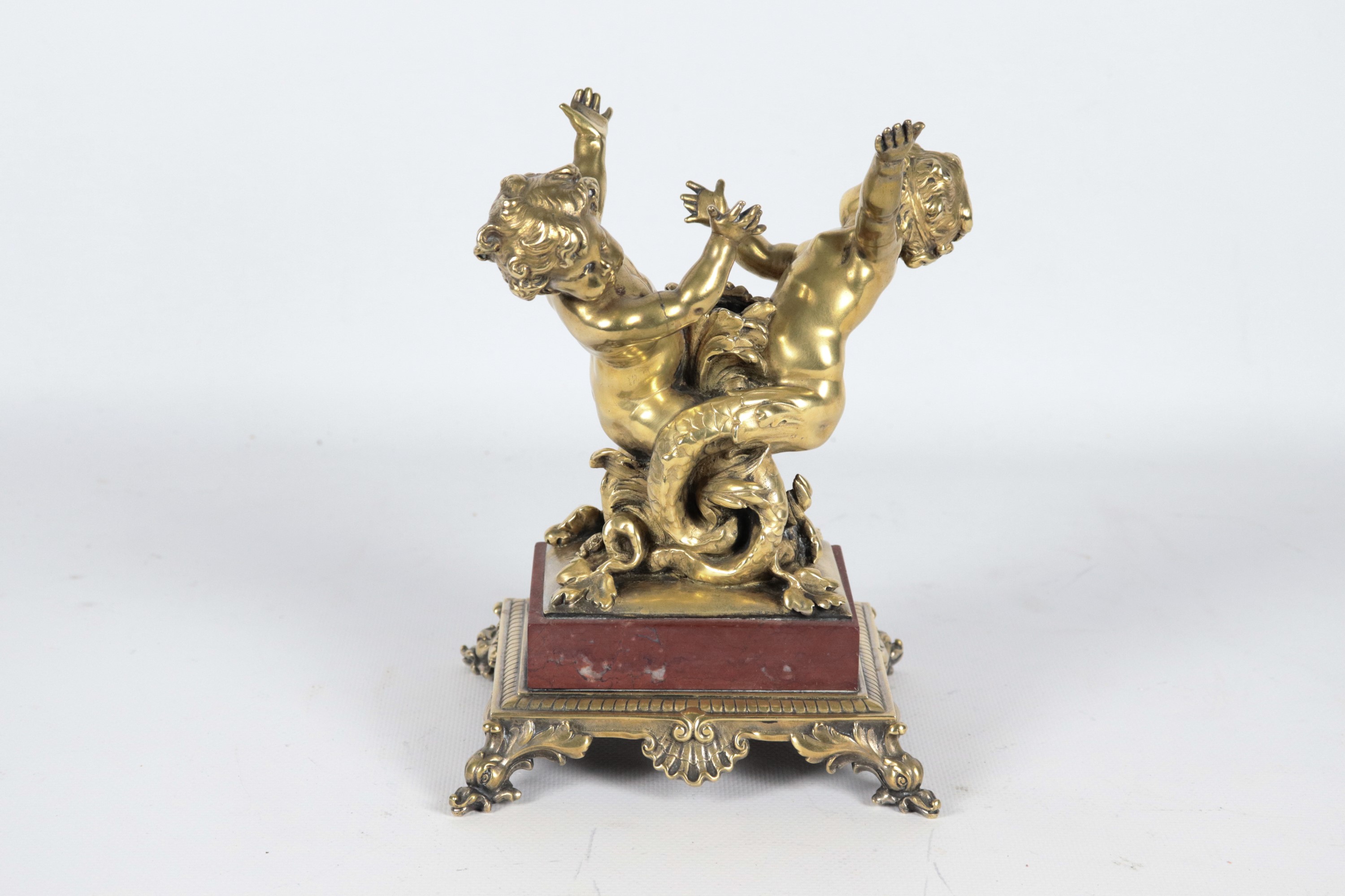 Antico centrotavola francese con portacandela, in bronzo dorato e cesellato e marmo rosso di Fran...