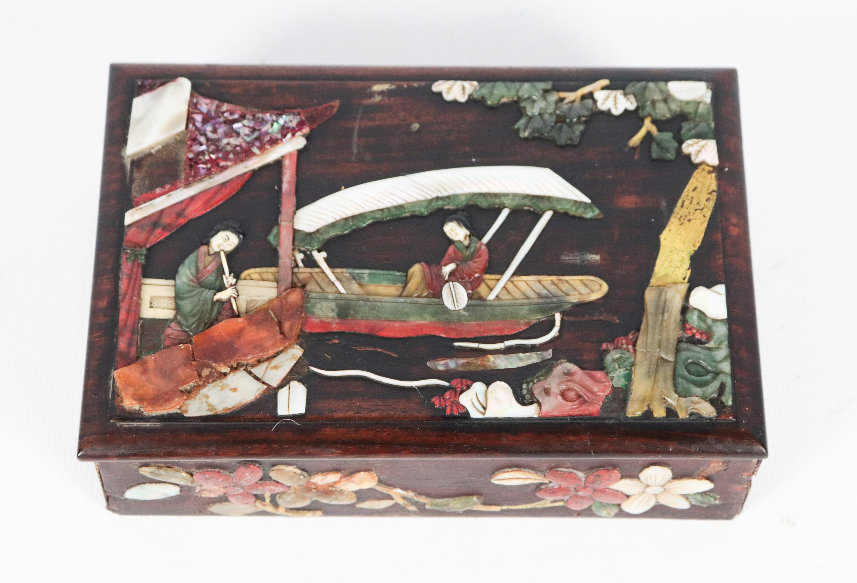 Scatola cinese in legno, con applicazioni policrome a motivi di scene di vita orientale
