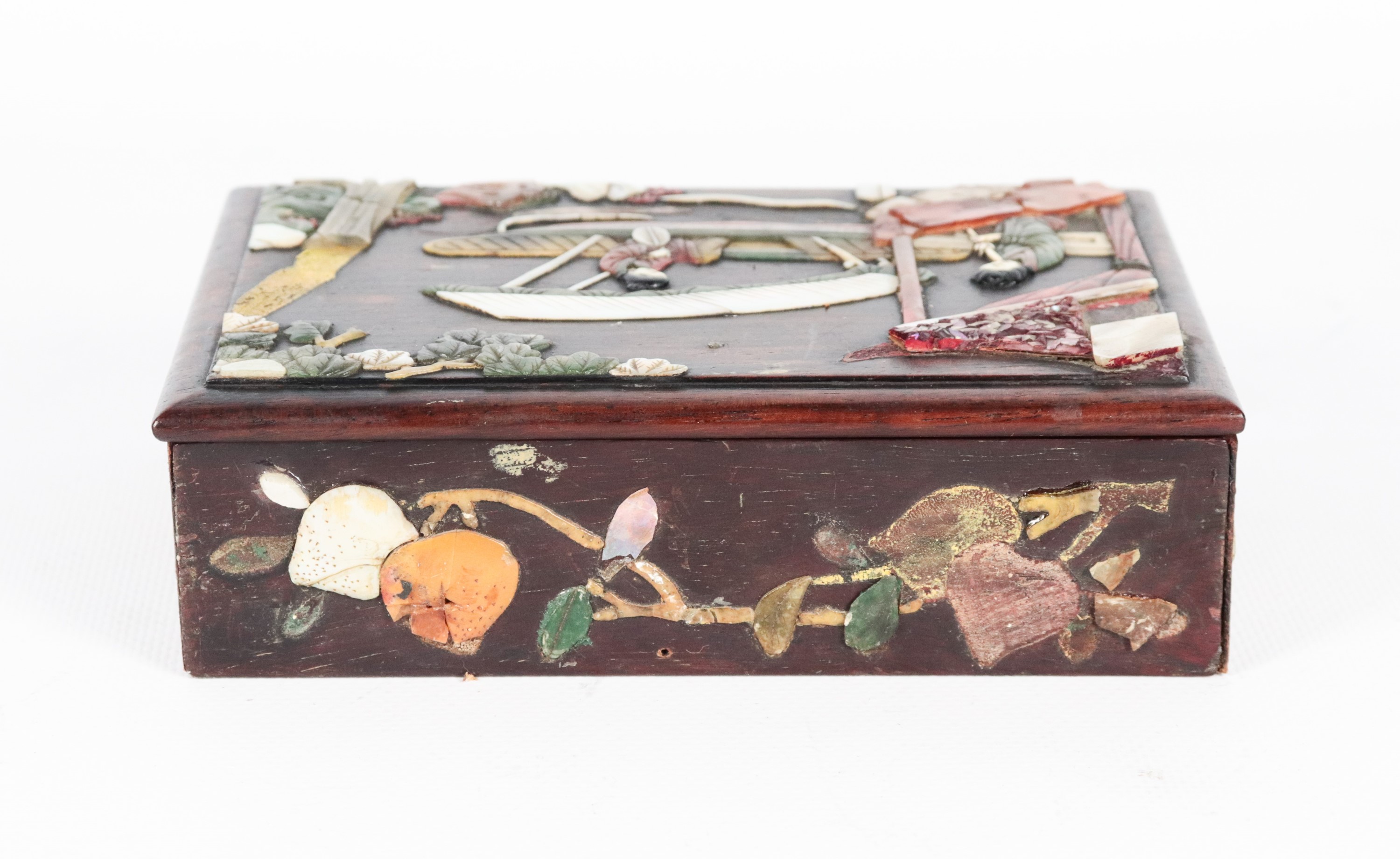 Scatola cinese in legno, con applicazioni policrome a motivi di scene di vita orientale