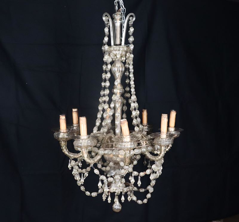 Lampadario in vetro soffiato di Murano di linea Luigi XVI con calatine e pendagli a goccia, 8 luc...