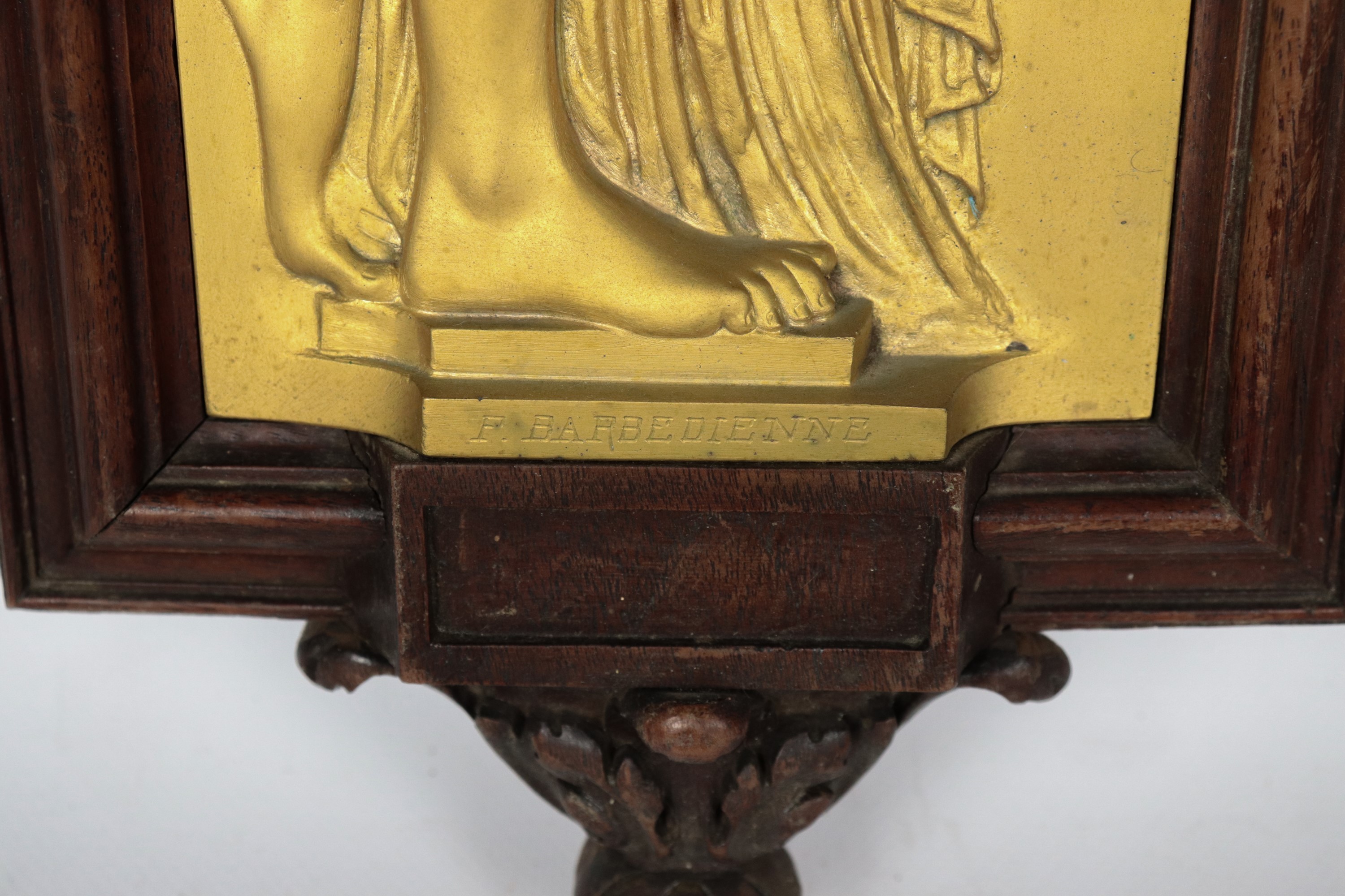 Firmati. "Vestali con anfore", coppia di altorilievi in bronzo dorato, sbalzato e cesellato in co...