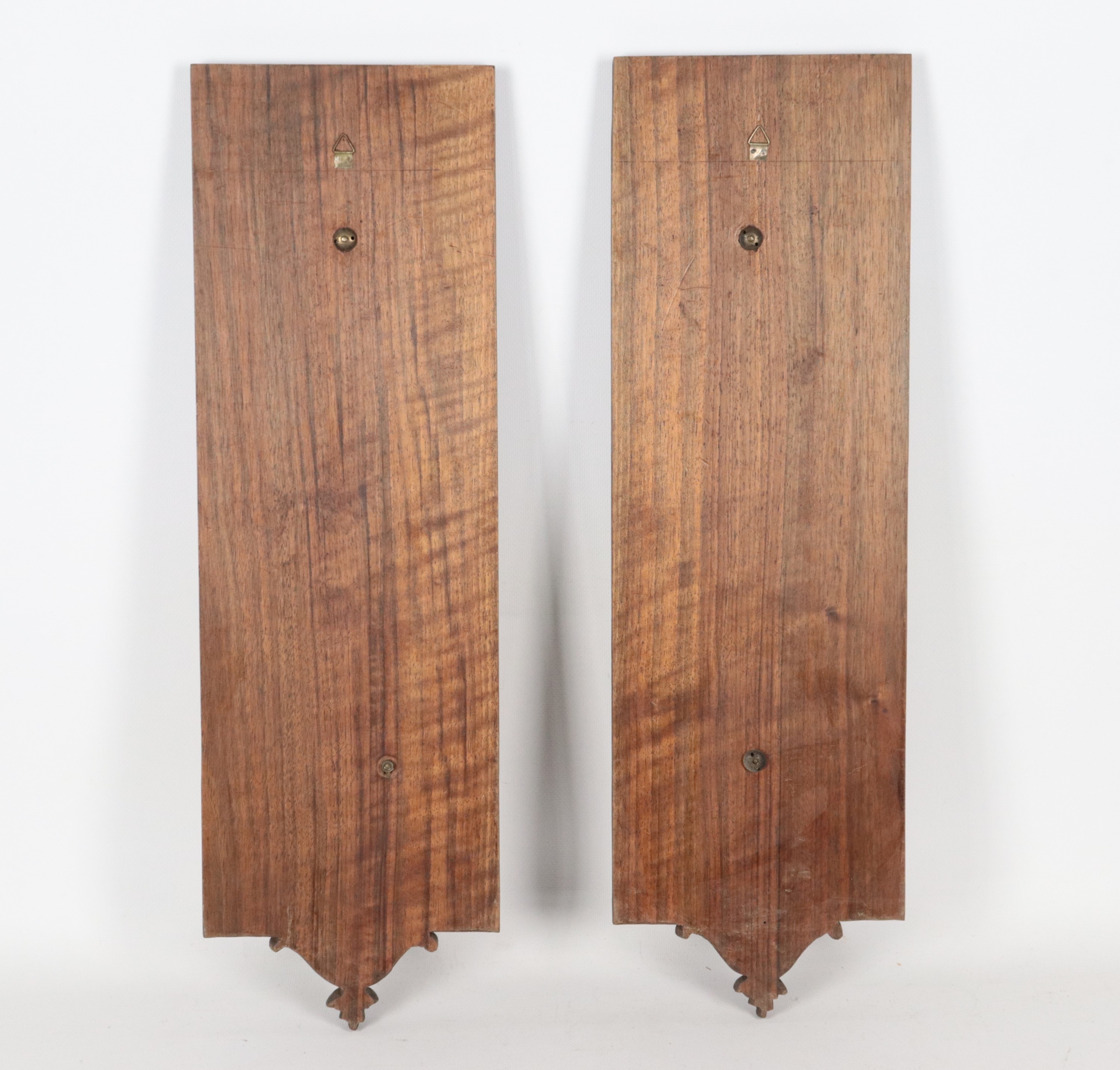 Firmati. "Vestali con anfore", coppia di altorilievi in bronzo dorato, sbalzato e cesellato in co...