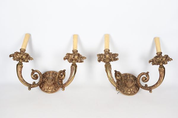 Coppia di antiche appliques francesi Napoleone III in bronzo dorato, interamente cesellate e sbalzate a motivi di volute, fiori e foglie, 2 luci ciascuna