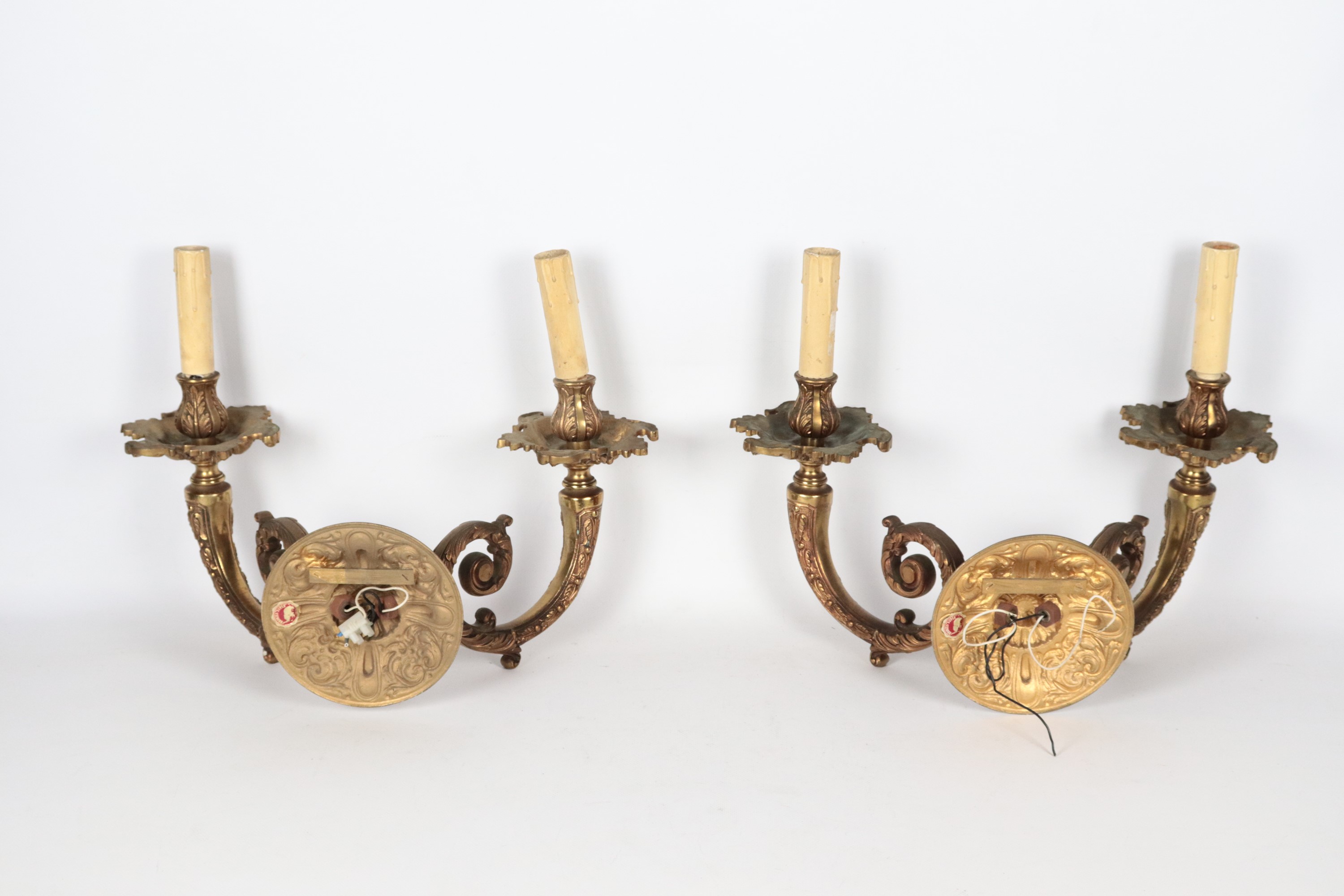 Coppia di antiche appliques francesi Napoleone III in bronzo dorato, interamente cesellate e sbal...