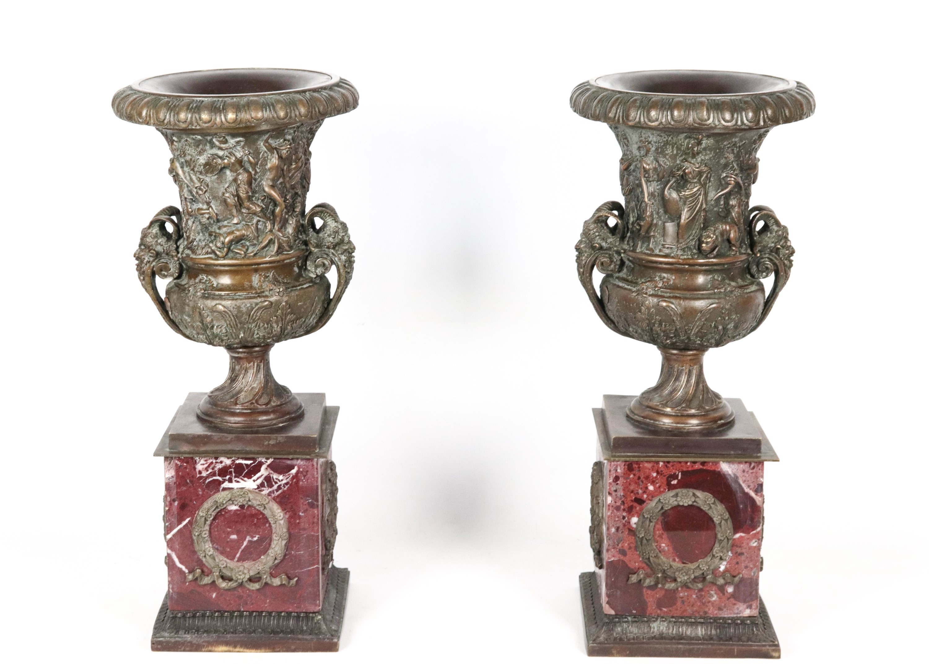 Coppia di antiche anfore medicee francesi Epoca Napoleone III, in bronzo cesellato e sbalzato a m...