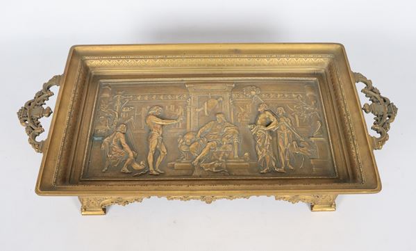 Emile Louis Picault - Firmato. "Giuseppe interpreta i sogni del Faraone", vassoio in bronzo dorato, sbalzato e cesellato con fondo lavorato ad alto rilievo 