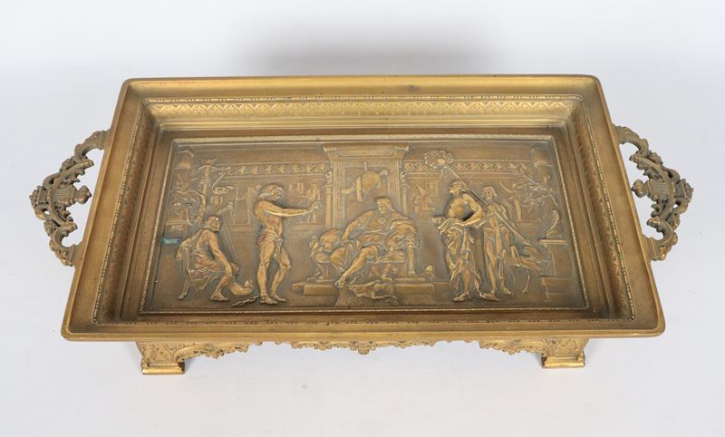 Firmato. "Giuseppe interpreta i sogni del Faraone", vassoio in bronzo dorato, sbalzato e cesellat...