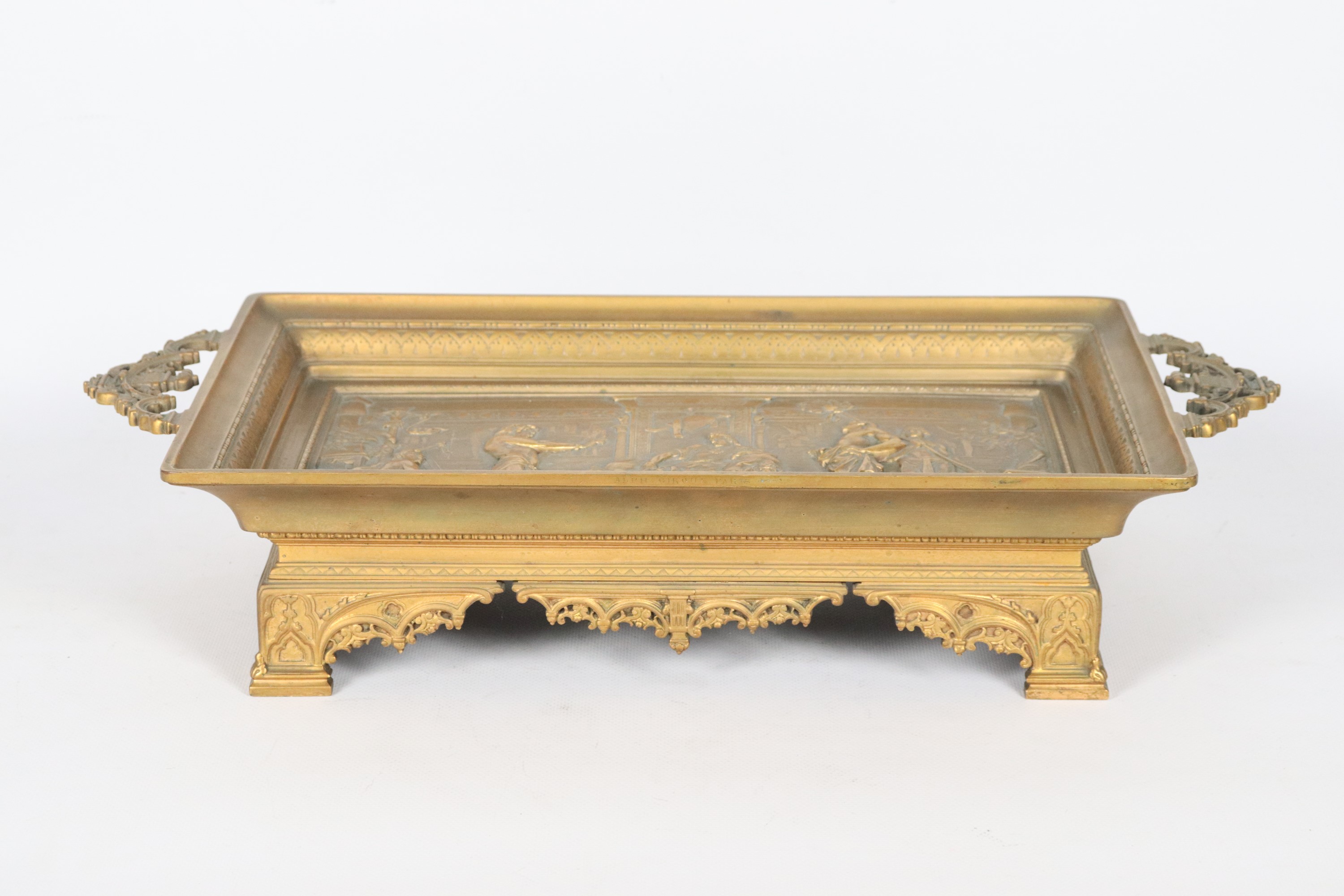 Firmato. "Giuseppe interpreta i sogni del Faraone", vassoio in bronzo dorato, sbalzato e cesellat...