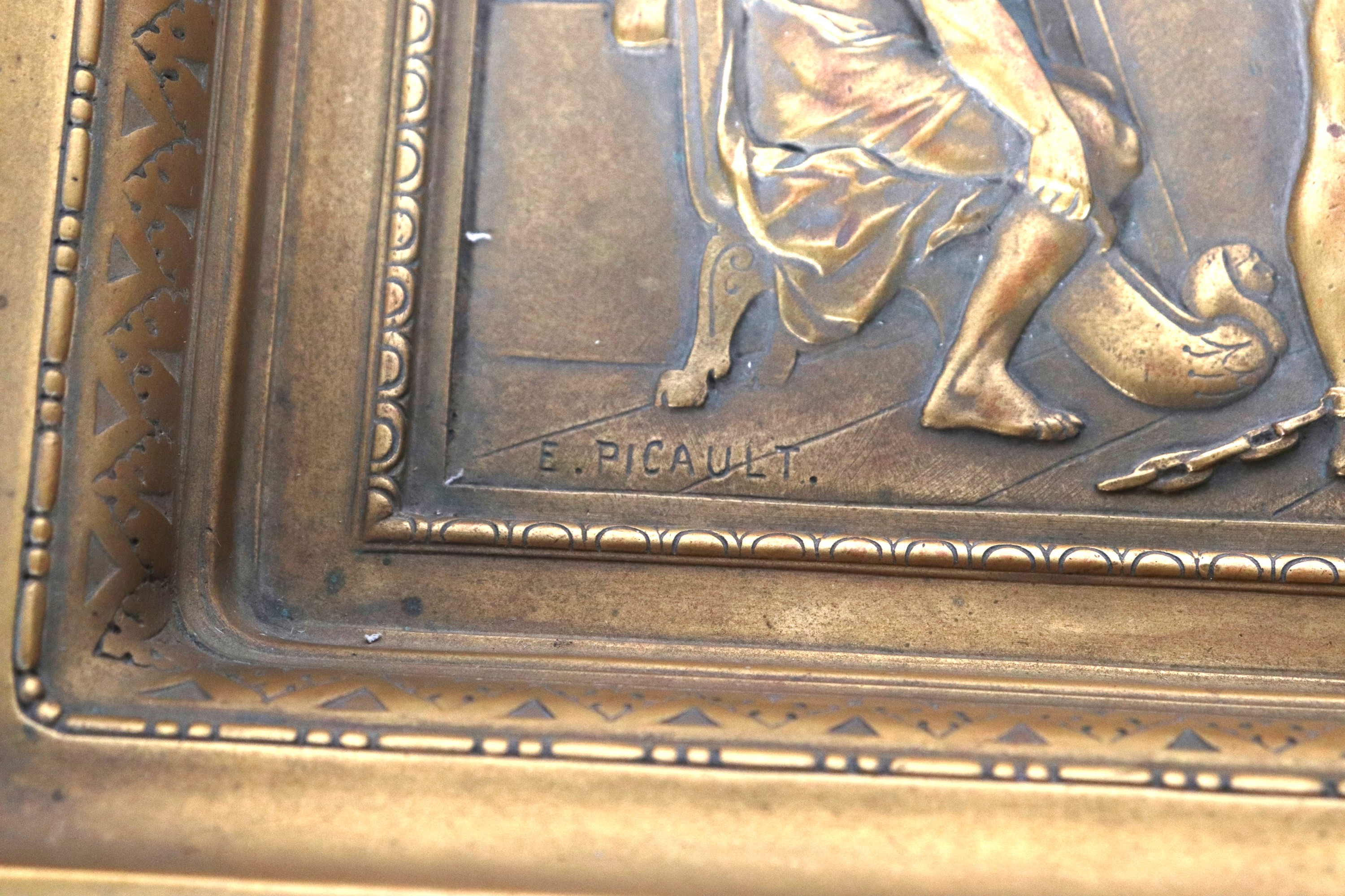 Firmato. "Giuseppe interpreta i sogni del Faraone", vassoio in bronzo dorato, sbalzato e cesellat...