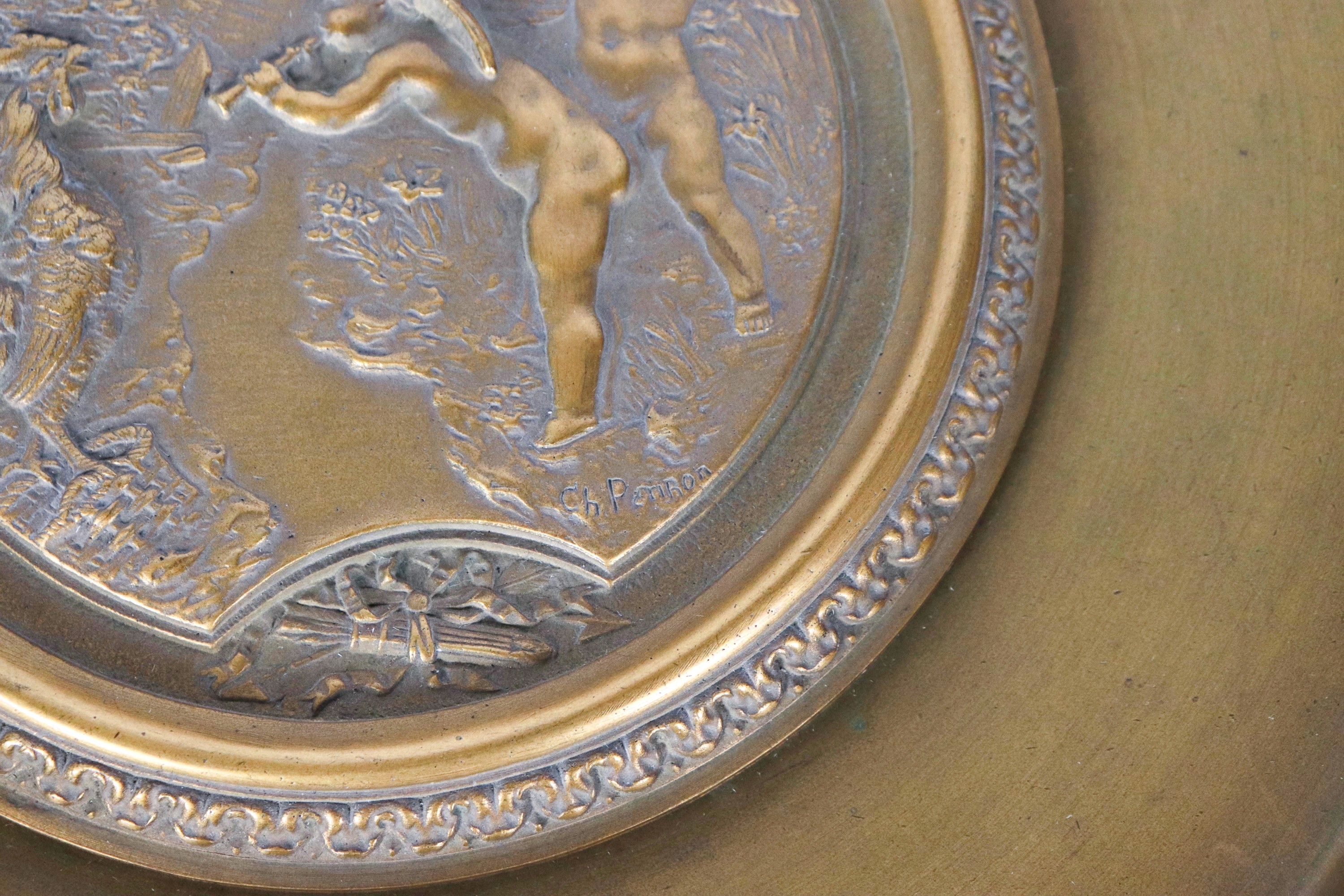 Antica alzata francese Napoleone III in bronzo dorato, cesellato e sbalzato, con medaglione raff....