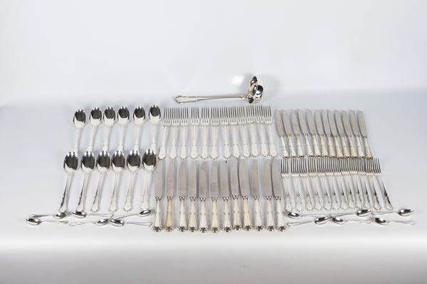 Cutlery set in chiselled silver composed of: 12 spoons, 12 forks, 12 knives, 12 dessert forks, 12 dessert knives, 12 teaspoons and 1 ladle (73 pcs), gr.3255