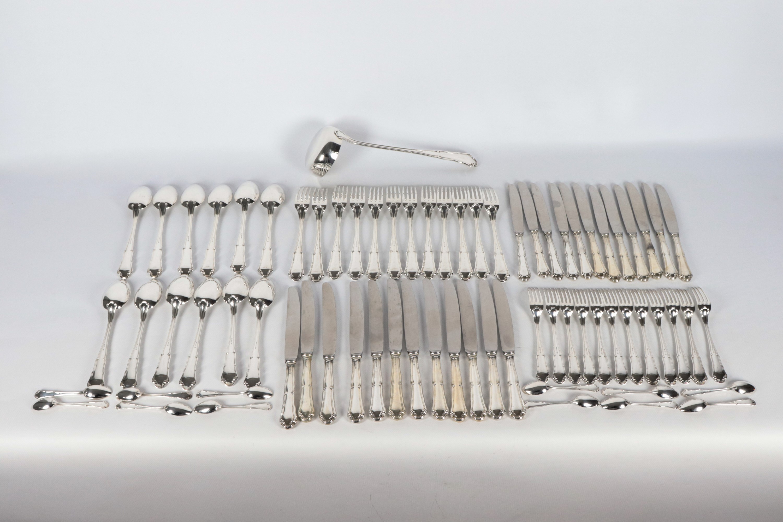 Servizio di posate in argento cesellato composto da: 12 cucchiai, 12 forchette, 12 coltelli, 12 f...