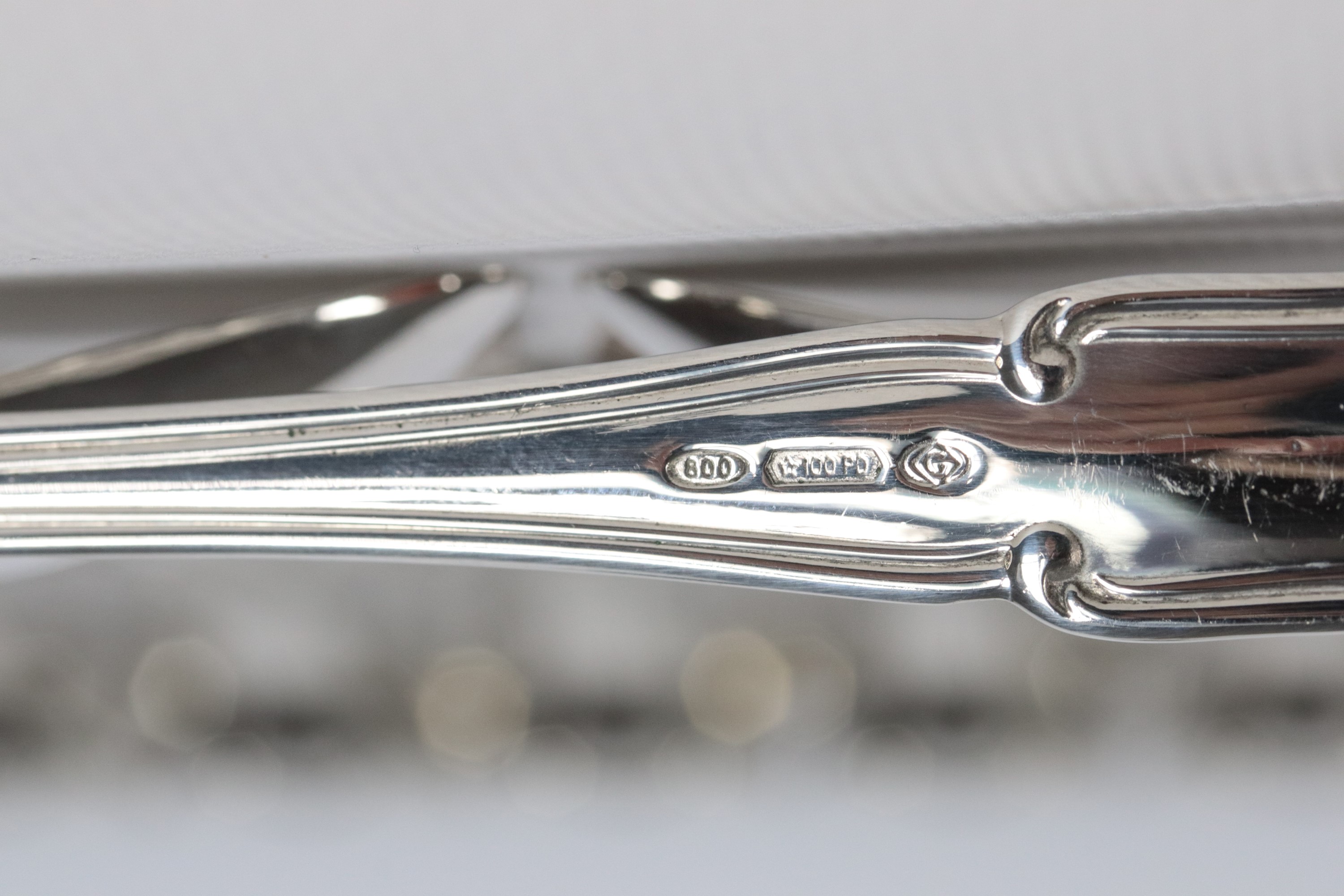 Servizio di posate in argento cesellato composto da: 12 cucchiai, 12 forchette, 12 coltelli, 12 f...