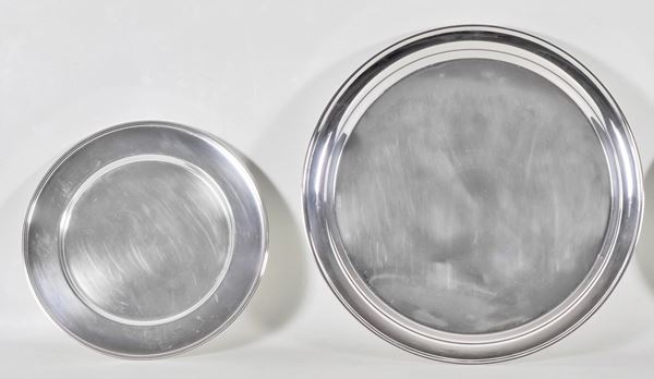 Lot of two round serving trays in silver metal, different sizes