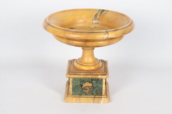 Coppa di linea neoclassica in marmo giallo antico e marmo verde delle Alpi, lievi difetti al bordo della base
