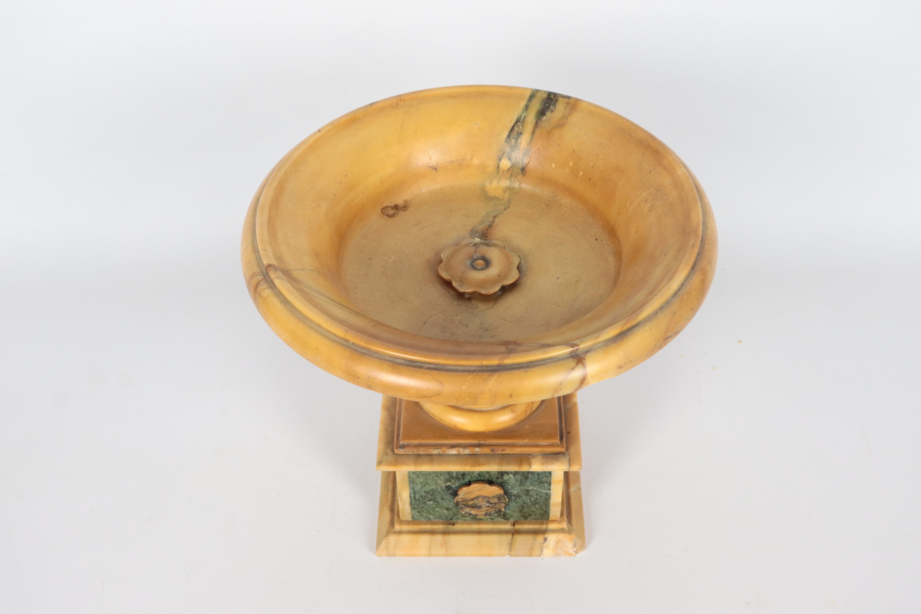 Coppa di linea neoclassica in marmo giallo antico e marmo verde delle Alpi, lievi difetti al bord...