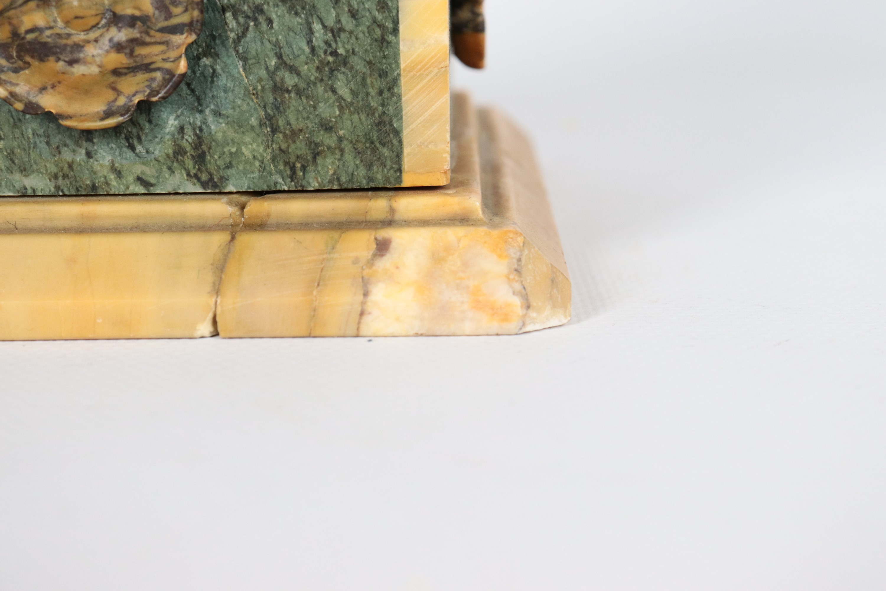 Coppa di linea neoclassica in marmo giallo antico e marmo verde delle Alpi, lievi difetti al bord...