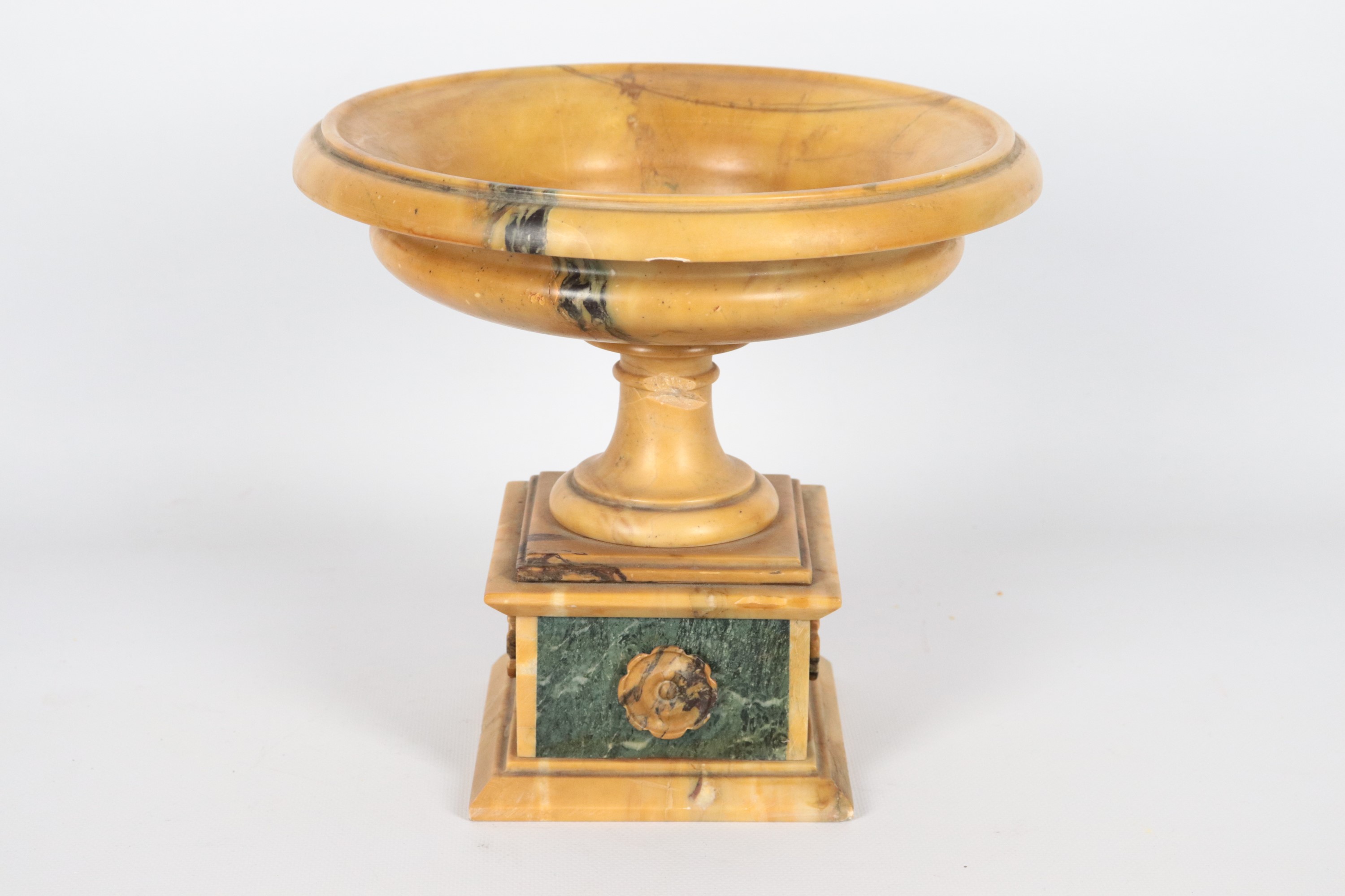 Coppa di linea neoclassica in marmo giallo antico e marmo verde delle Alpi, lievi difetti al bord...
