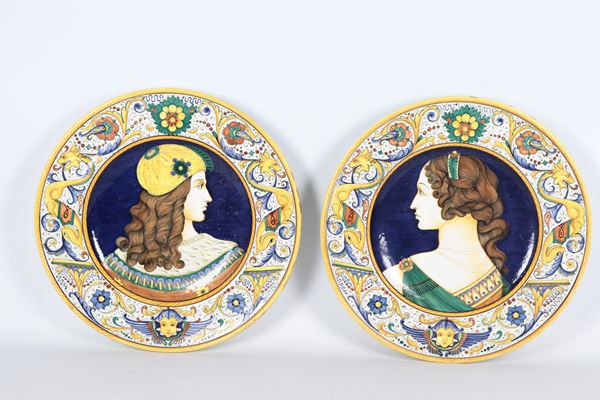 Coppia di piatti da parata in maiolica policroma Deruta, con decorazioni a motivi di personaggi cinquecenteschi, marcati S. Volpi Deruta