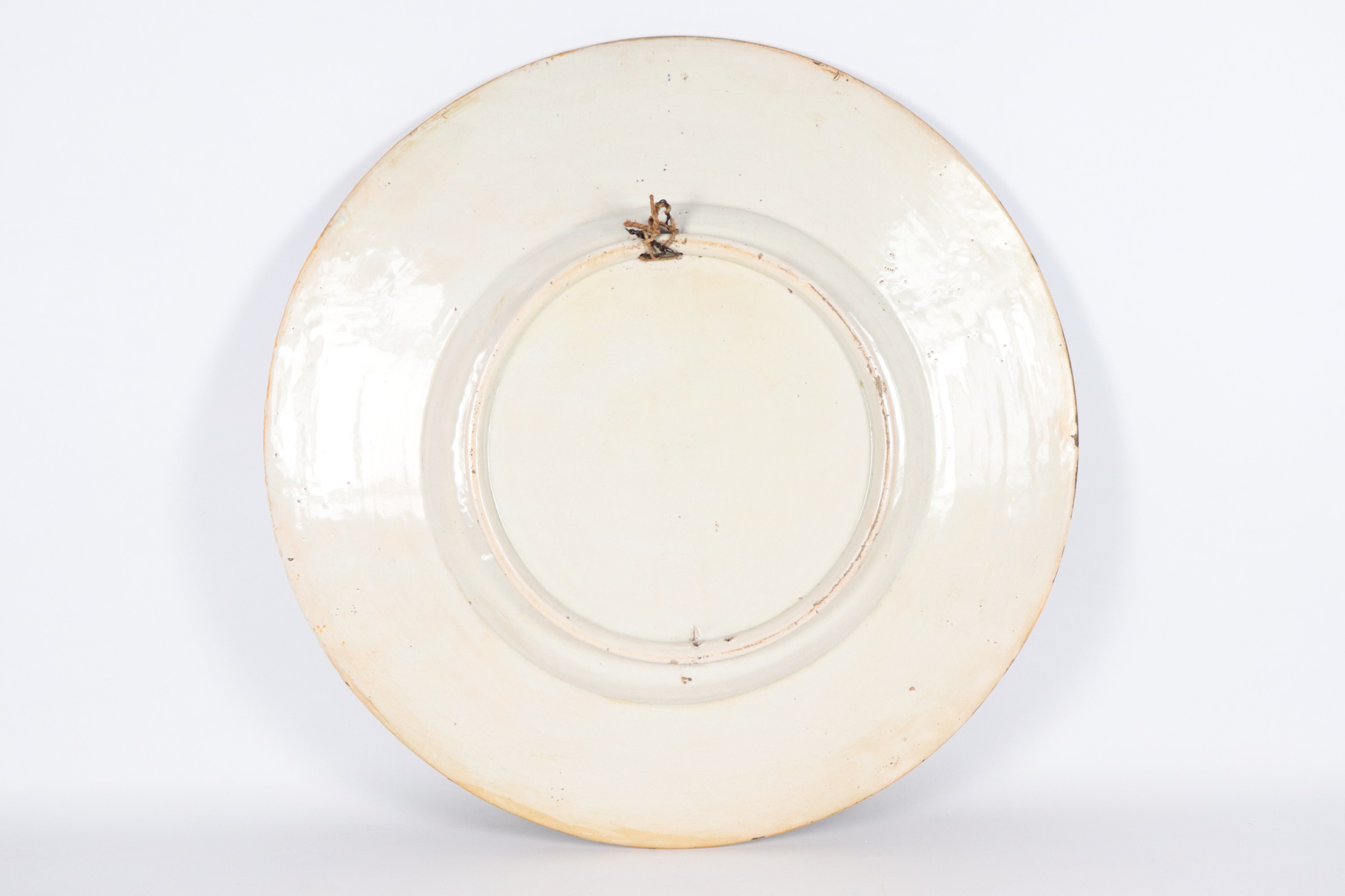 Grande piatto da parata in maiolica napoletana, interamente decorato e dipinto a motivi di volute...