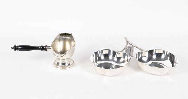 Silver-plated and embossed metal lot of a small gravy boat for roasts and a cherry-shaped candy holder (2 pcs.)