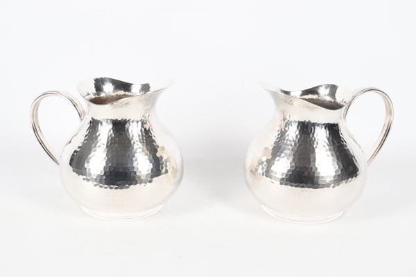 Coppia di caraffe in metallo argentato e martellato, marcate Porciani-Italy. Anni '70-'80