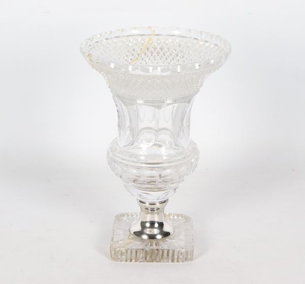 Vaso ad anfora in cristallo, con piccolo fusto in argento Titolo 925 su base quadrangolare che presenta sbeccatura, rottura rincollata al  bordo del vaso