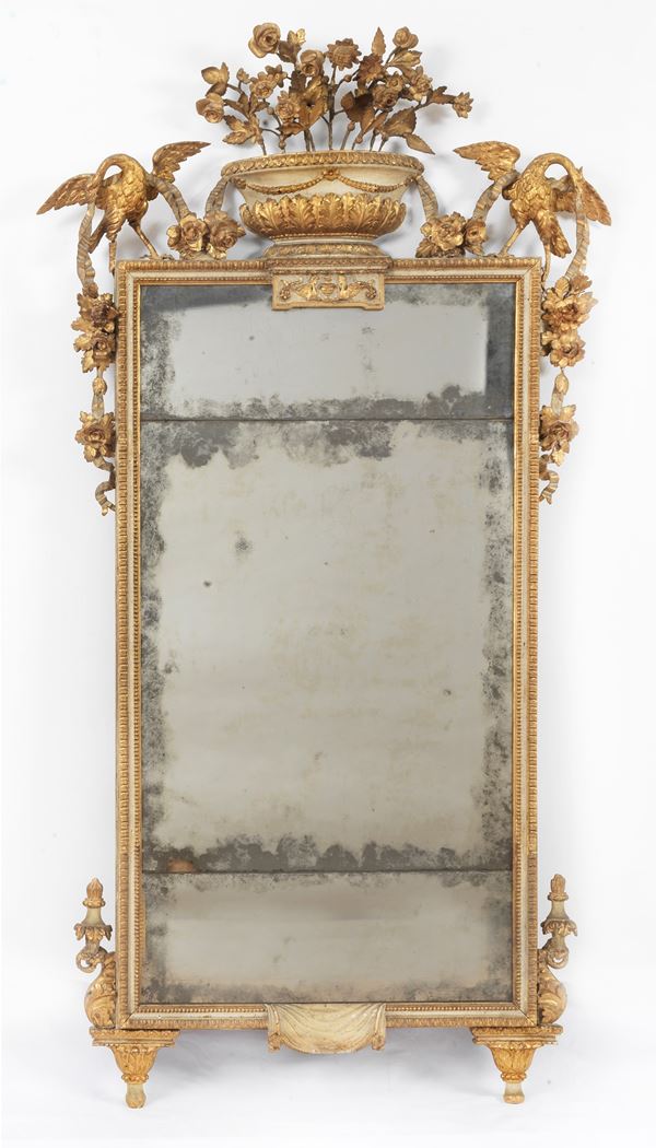 Antique Lucca mirror from the Directoire period, in lacquered and gilded wood with a carved top with a flower basket motif, sculptures of eagles and rosettes, a mirror contemporary with the mercury