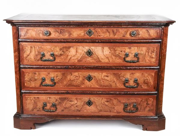 Antique Bolognese chest of drawers in Louis XIV style, in walnut and walnut root with inlaid threads, bronze escutcheons and handles, four drawers and slipper legs