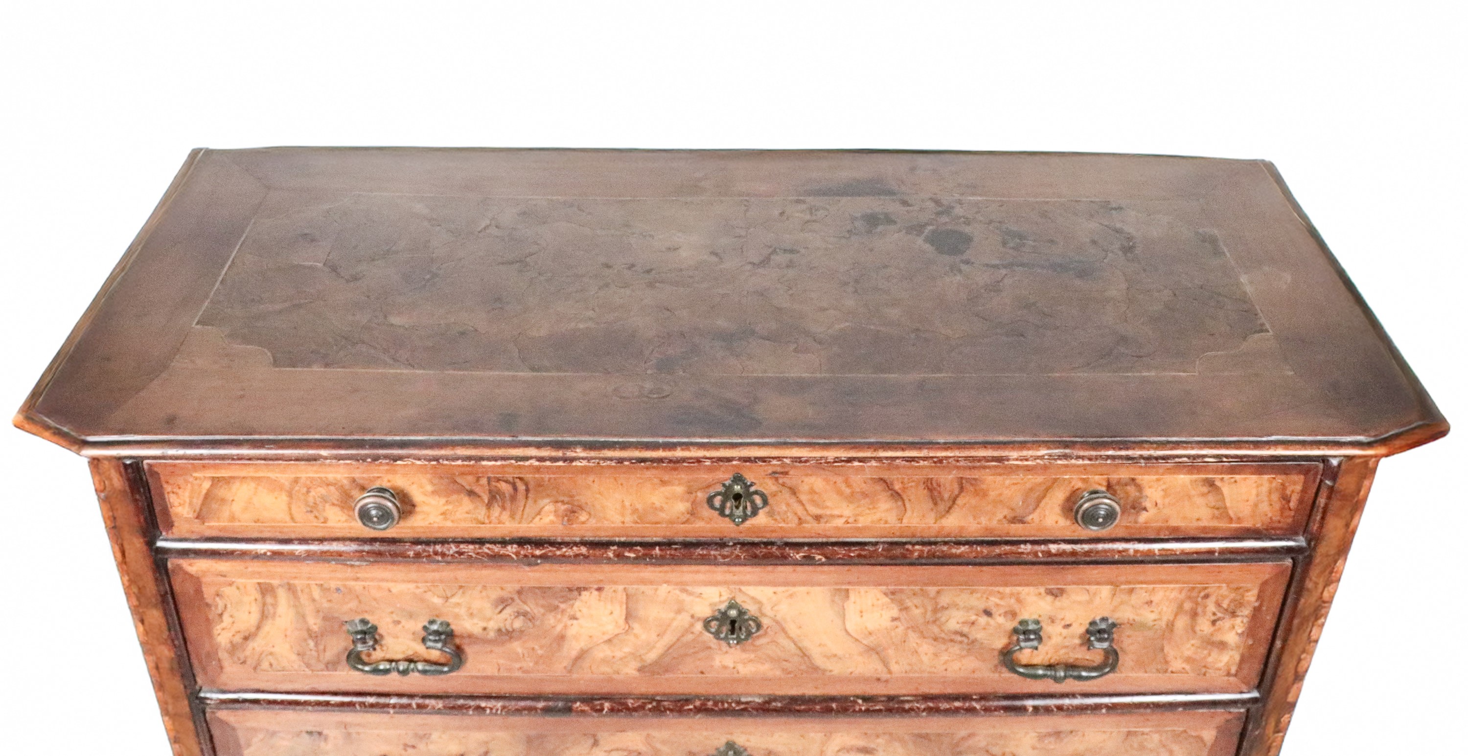 Antico canterano bolognese di linea Luigi XIV, in noce e radica di noce con filettature intarsiat...