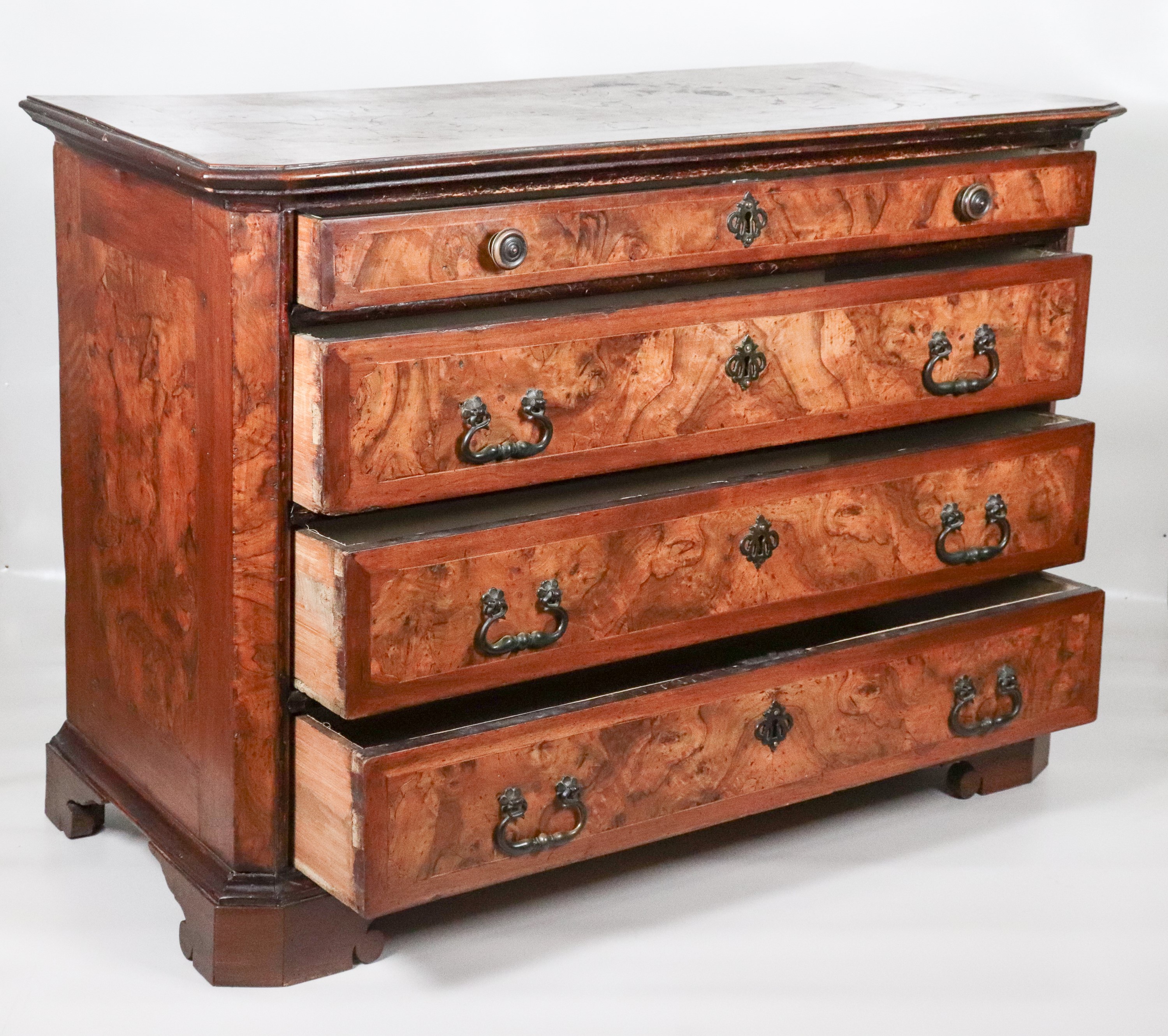 Antico canterano bolognese di linea Luigi XIV, in noce e radica di noce con filettature intarsiat...