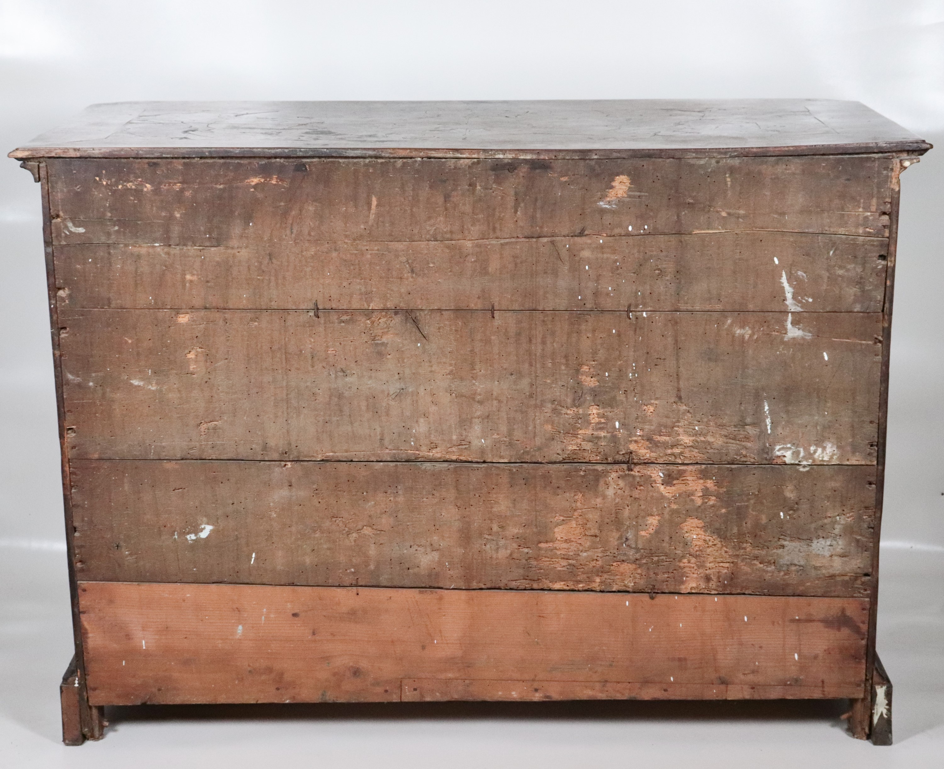 Antico canterano bolognese di linea Luigi XIV, in noce e radica di noce con filettature intarsiat...