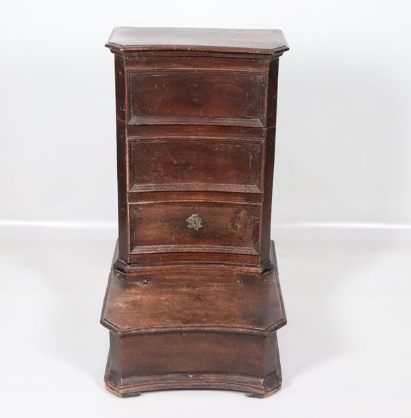 Antique Tuscan kneeler in walnut, with false drawers at the front and a door at the back