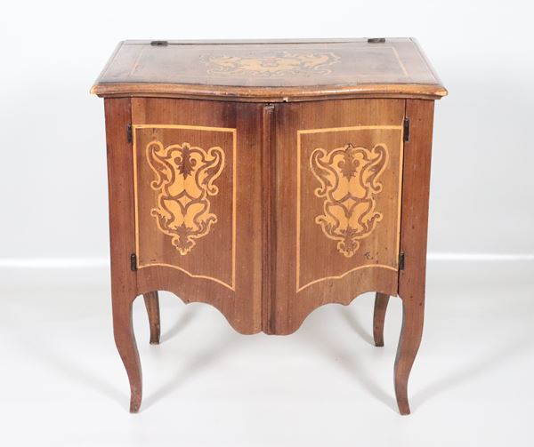 Antique Roman chest of drawers in walnut, with boxwood inlays of intertwined floral scrolls, fully openable and supported by four curved legs