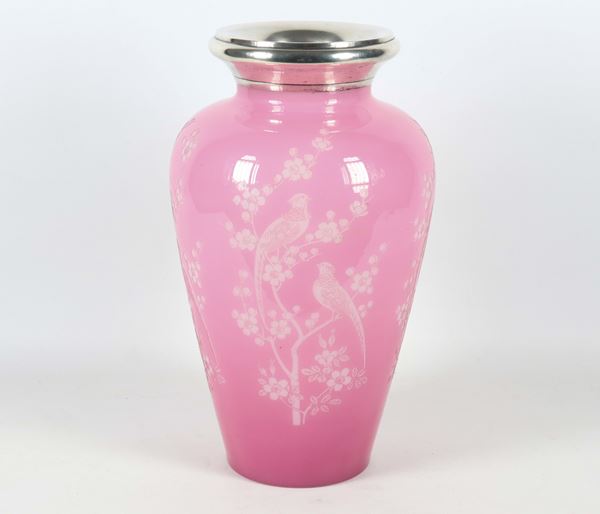 Vaso francese Liberty in cristallo rosa, con decorazioni a rilievo a motivi di fiori e uccelli esotici, collo rivestito in argento. Firmato Soleil