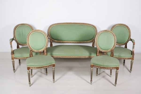 Salotto francese in legno dorato e laccato avorio, con intagli a motivi Luigi XVI, copertura in tessuto verde: divano, due poltrone e due sedie (5 pz.)