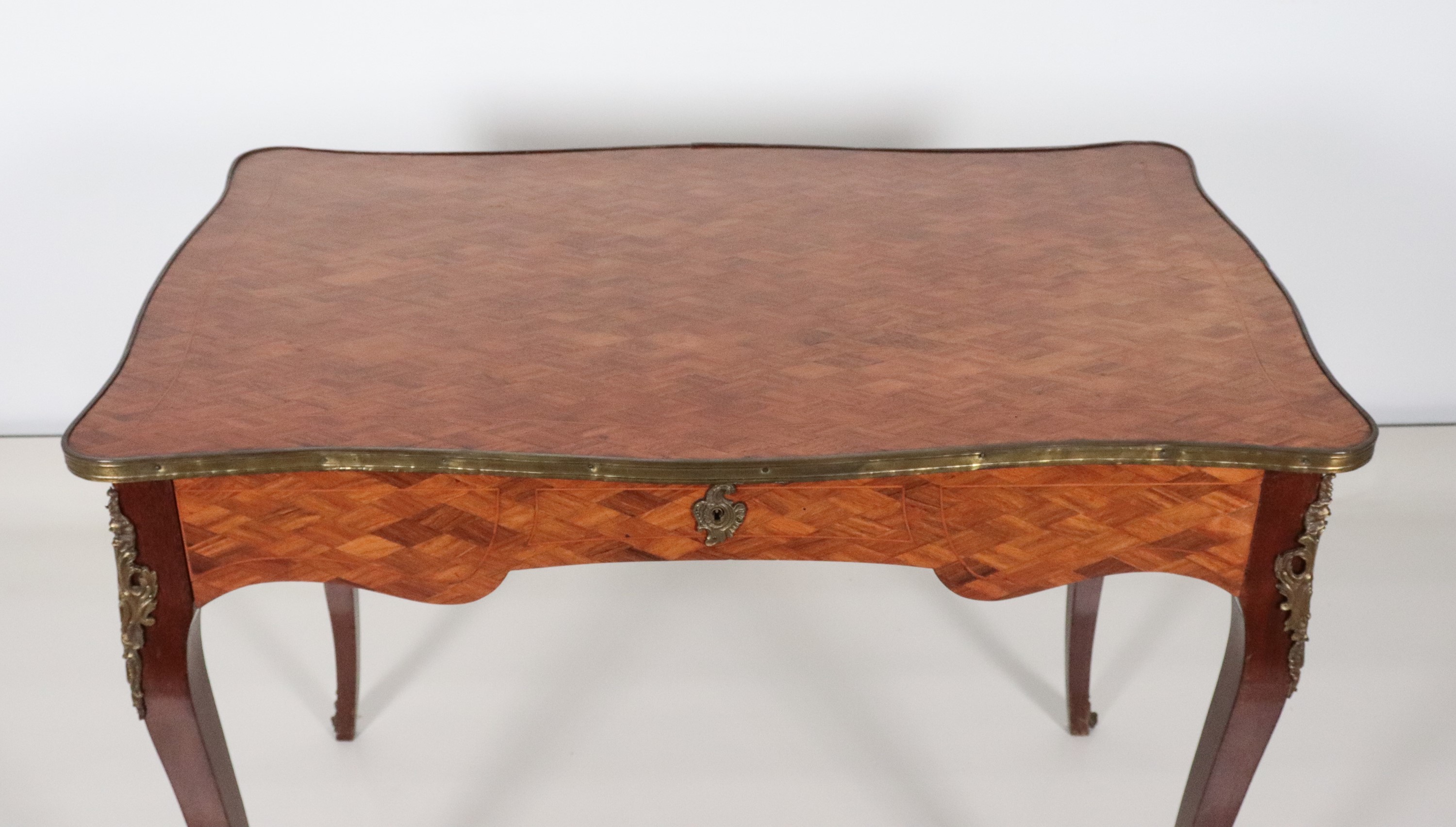 Antica piccola scrivania francese da centro in mogano, bois de rose ed ebano viola, a forma retta...