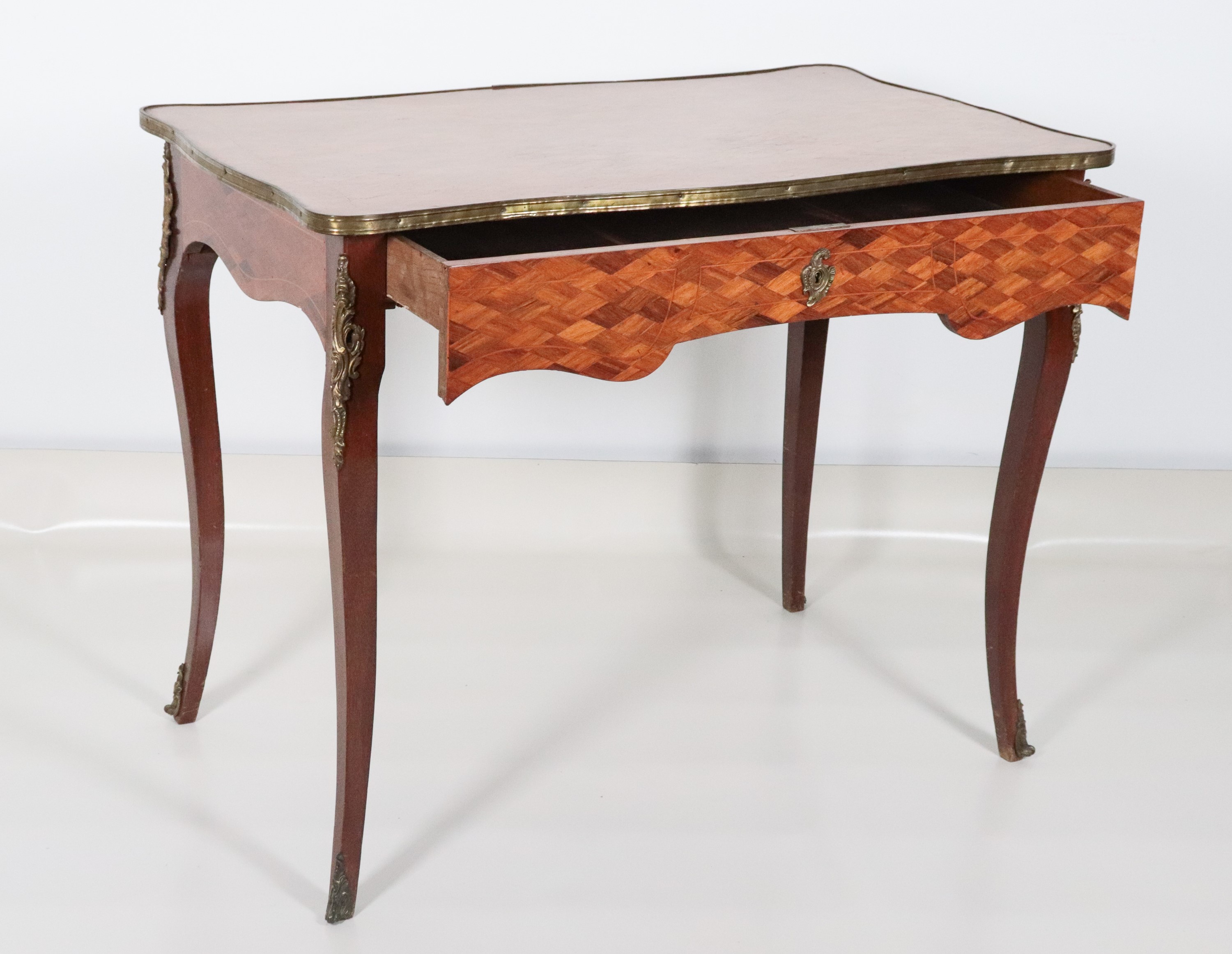 Antica piccola scrivania francese da centro in mogano, bois de rose ed ebano viola, a forma retta...