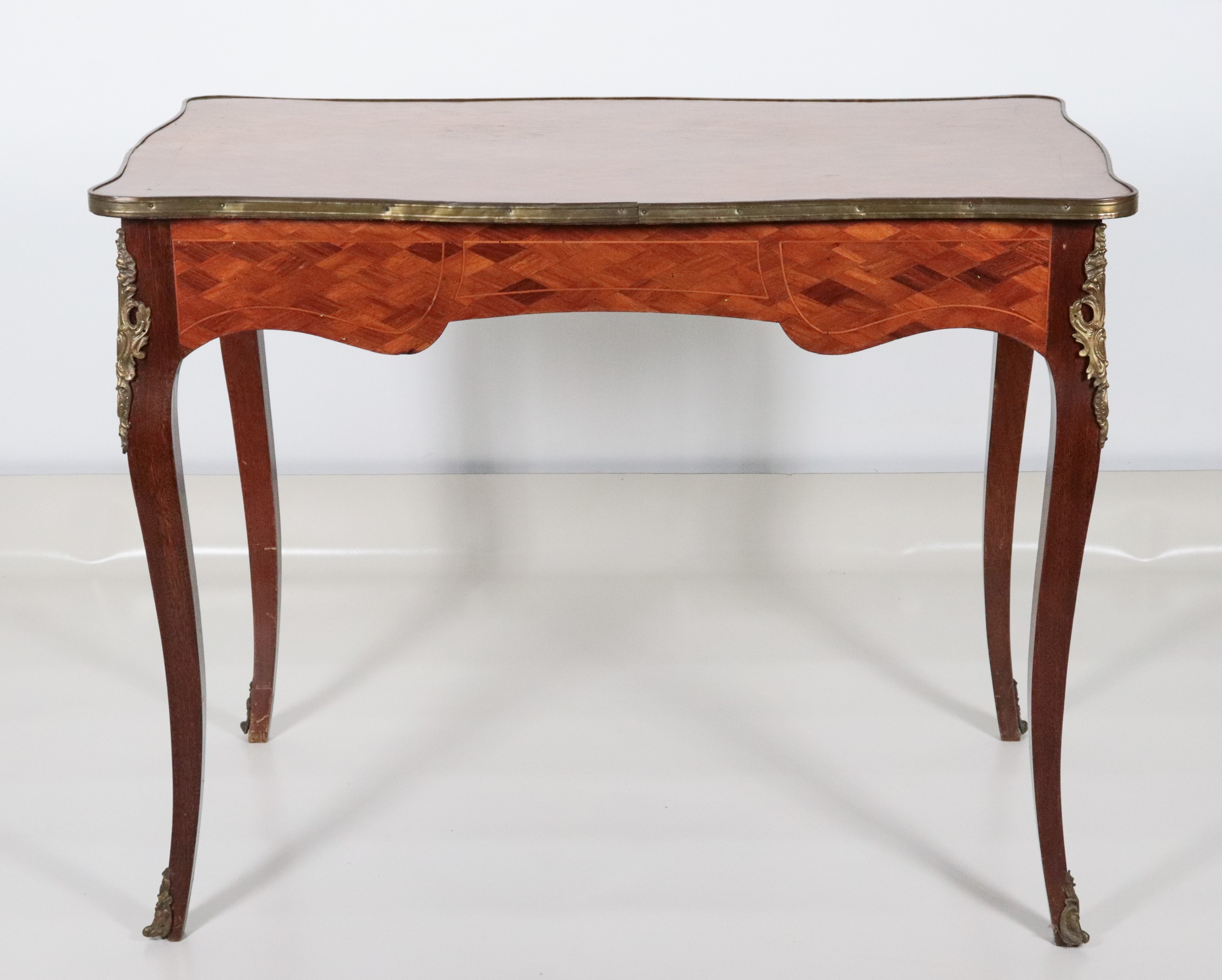 Antica piccola scrivania francese da centro in mogano, bois de rose ed ebano viola, a forma retta...