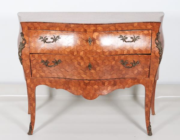 Antico cassettone francese a forma bombata sagomata, in bois de rose ed ebano viola, interamente intarsiato a marchetterie di rombi, due tiretti e guarnizioni in bronzo dorato e cesellato
