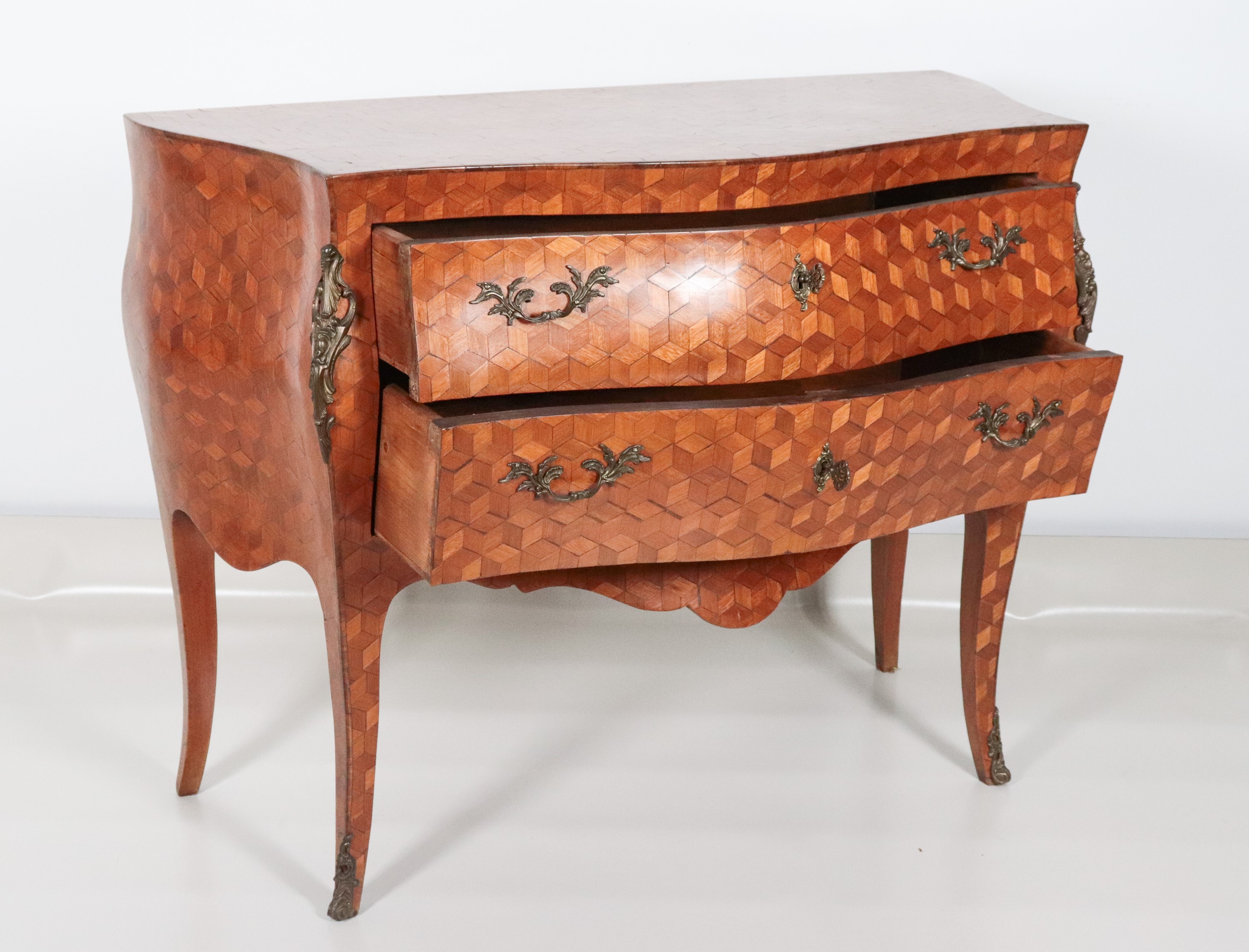 Antico cassettone francese a forma bombata sagomata, in bois de rose ed ebano viola, interamente ...