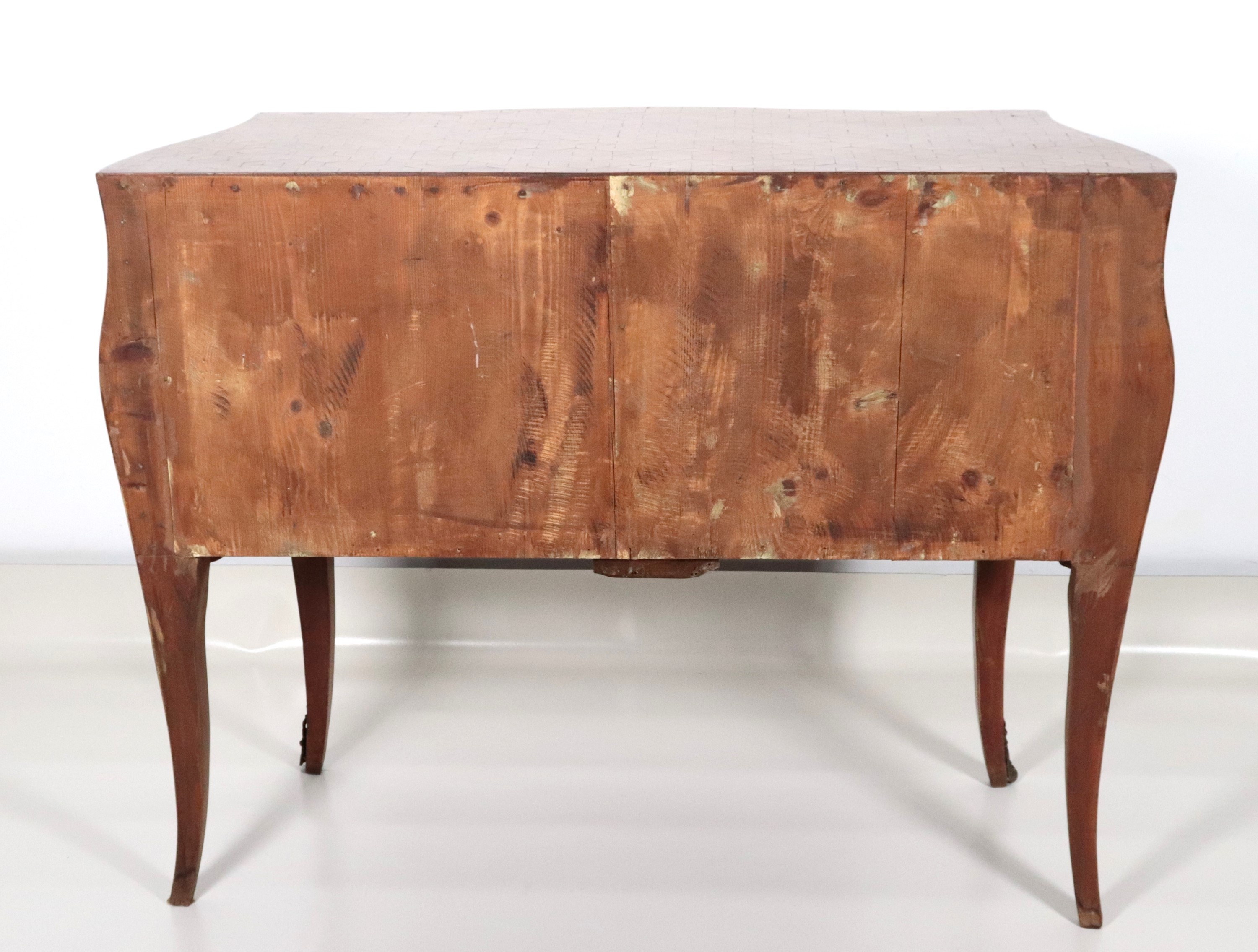 Antico cassettone francese a forma bombata sagomata, in bois de rose ed ebano viola, interamente ...