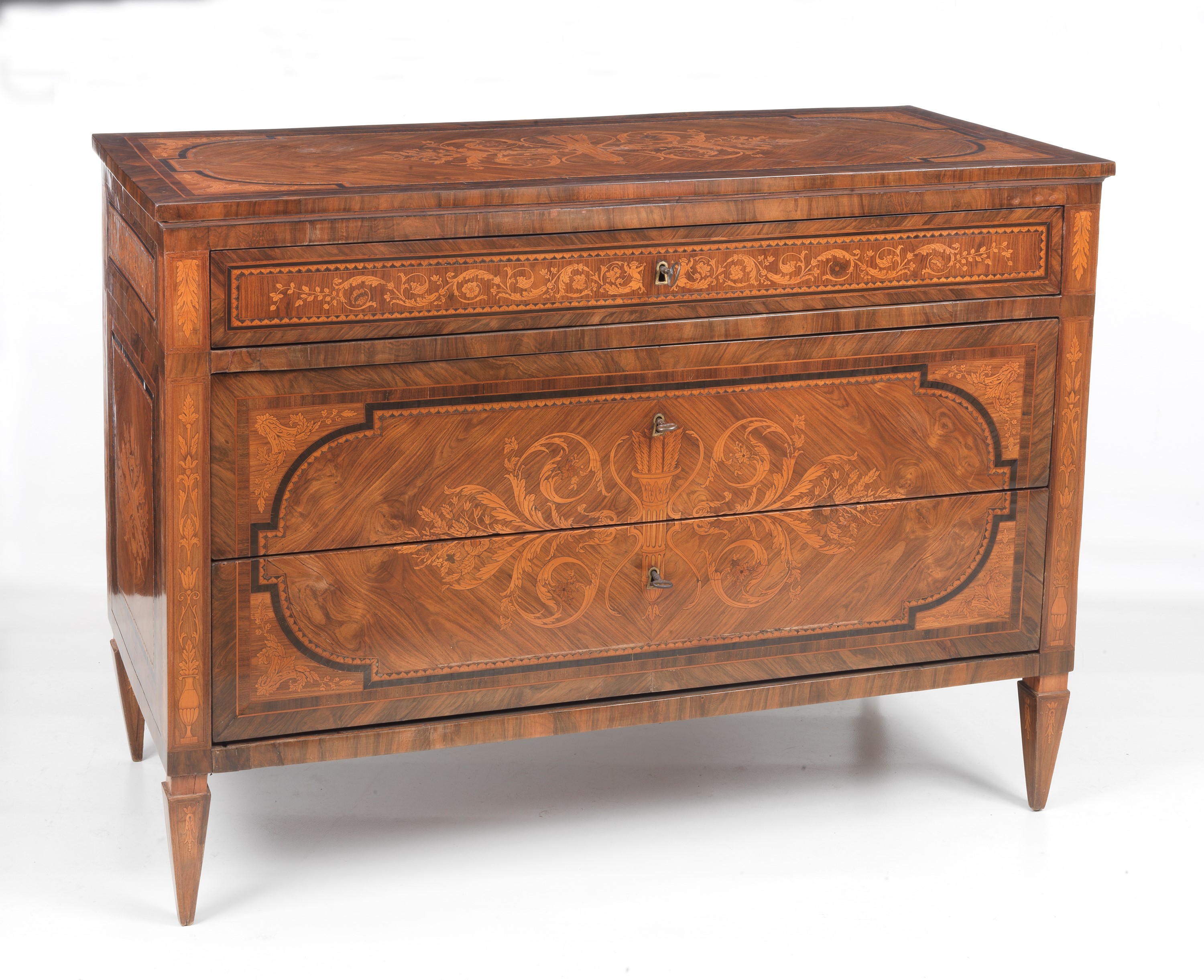 Antico cassettone lombardo Luigi XVI in noce e radica di noce, interamente intarsiato a motivi ne...