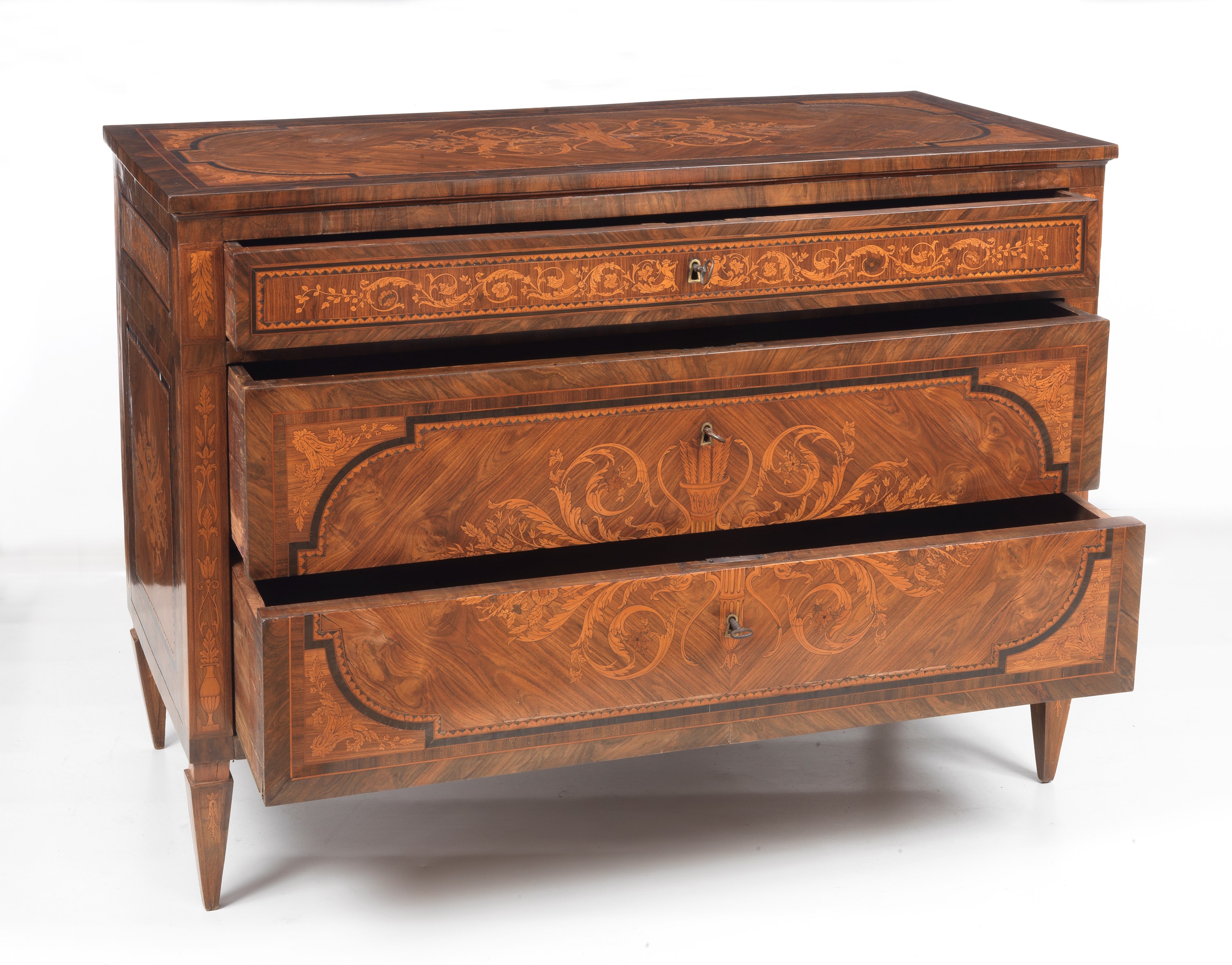 Antico cassettone lombardo Luigi XVI in noce e radica di noce, interamente intarsiato a motivi ne...