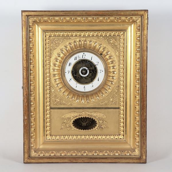 Antico orologio da parete Biedermeier Rahmenuhr, Vienna 1825-1830, in legno dorato e riccamente intagliato con quadrante in smalto bianco. Non funzionante, da revisionare