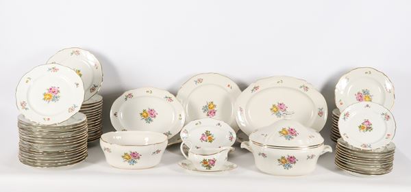 Antico servizio di piatti in porcellana bianca Richard Ginori, con decorazioni variopinte a motivi di mazzetti di fiori e bordi in oro zecchino, lievi difetti e varie sbeccature (68 pz.)