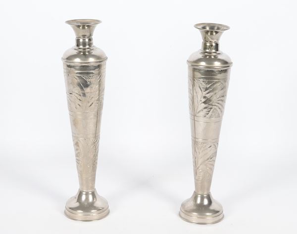 Pair of antique oriental vases in silver-plated metal, chiseled and embossed