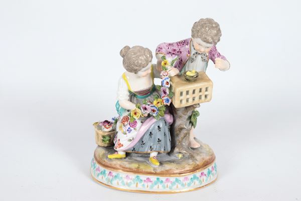 "Bambini con fiori", antico piccolo gruppo in porcellana policroma di Meissen Augustus Rex, lievi mancanze. Inizio XX Secolo