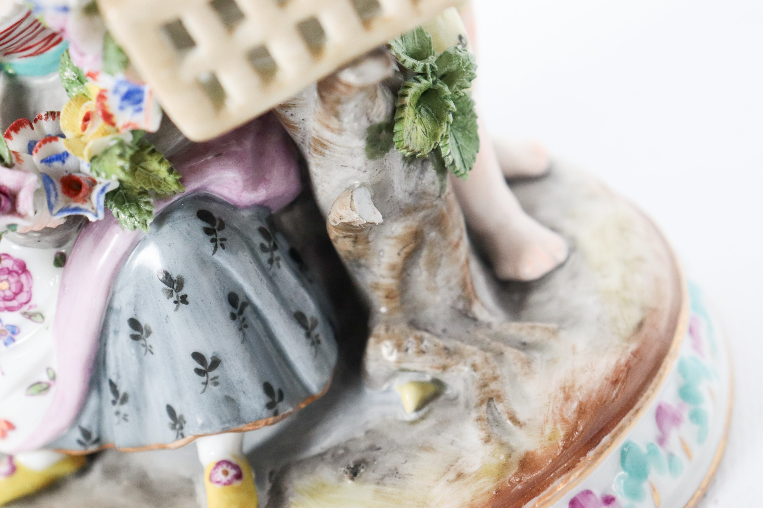 "Bambini con fiori", antico piccolo gruppo in porcellana policroma di Meissen Augustus Rex, lievi...