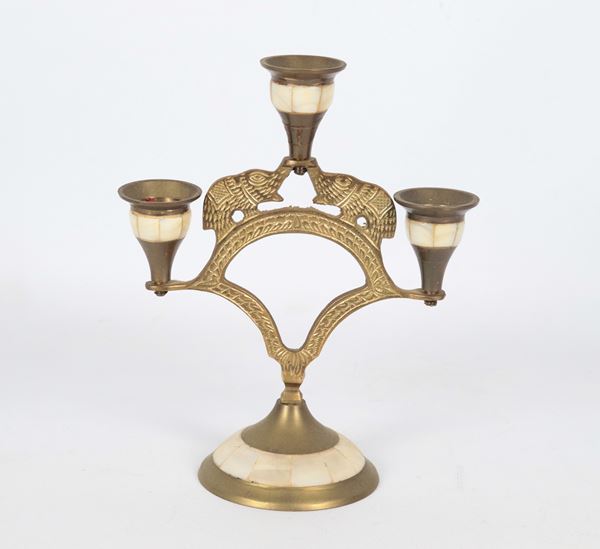 Candelabro indiano in bronzo dorato con piccole sculture di elefanti, 3 fiamme